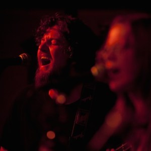 Kyle Martin belts a note at a Duke Junior & The Smokey Boots show in Athens. (Credit: TheEssayMag.com)